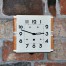 Ciekawy zegar z naklejką z Kohlfurt