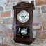 Dekoracyjny zegar zabytkowy z ciemnej dębinie