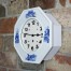 Dostojny zegar w drewnainej obudowie z ceramicznym frontem i cyferblatem