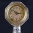 Zbliżenie na cyferblat zegara The Lux Clock MFG