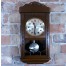 Ładny zegar drewniany do zawieszenia w mieszkaniu