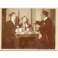 Studencka gra w karty uwieczniona na pamiątkowej fotografii