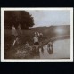 Rodzinne chwile nad rzeką uwiecznione na pamiątkowej fotografii