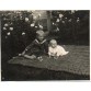 Dziewczynka z chłopcem na pamiątkowej fotografii