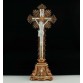 Drewniany złocony krzyż stojący z porcelanowym Jezusem Chrystusem - Krucyfiks