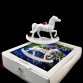 Koń na biegunach - ponadczasowa porcelanowa ozdoba do powieszenia