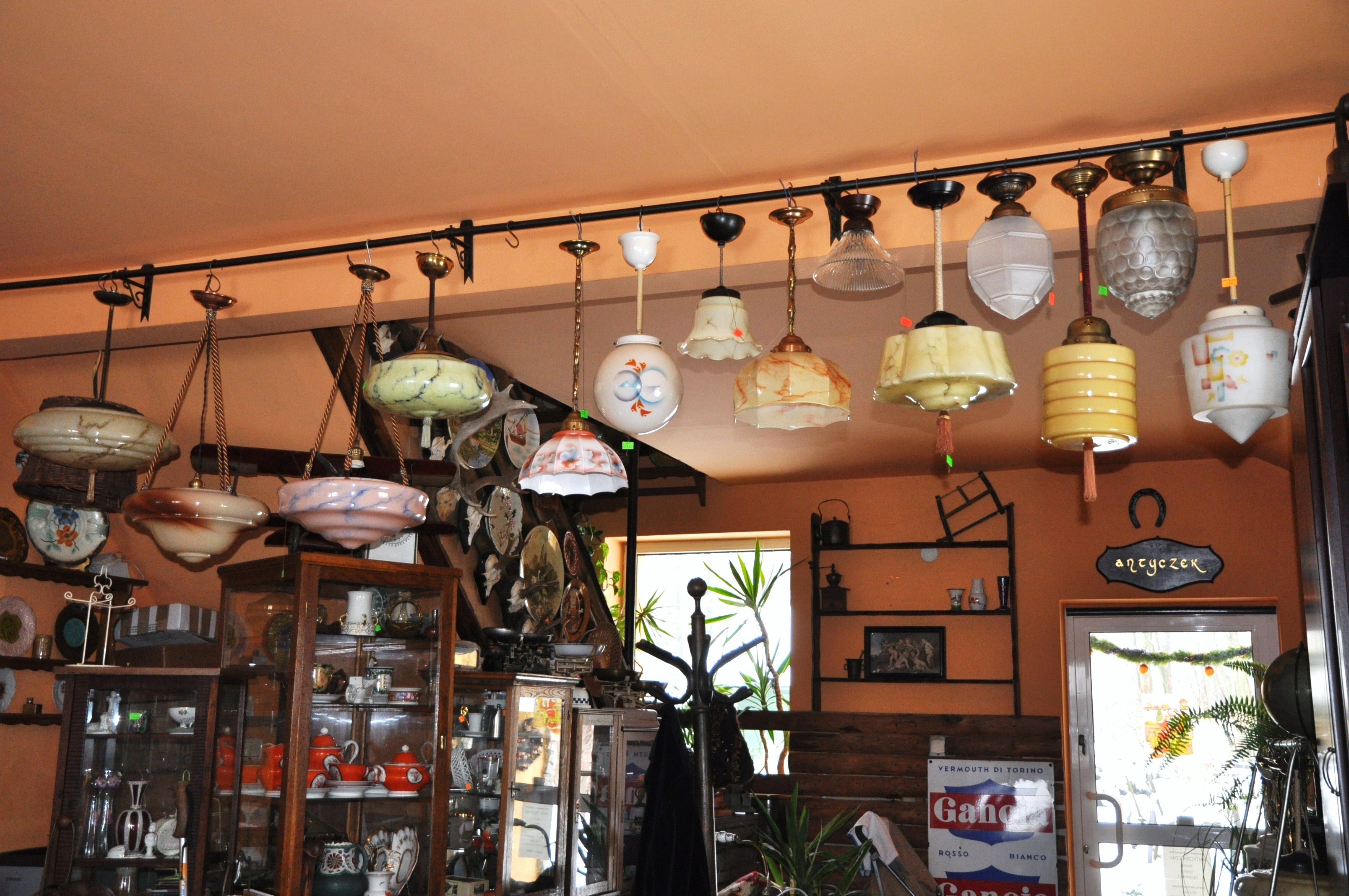Nasze antyki to również ciekawe i unikatowe lampy, które oświetlą stylowe wnętrza Państwa domów
